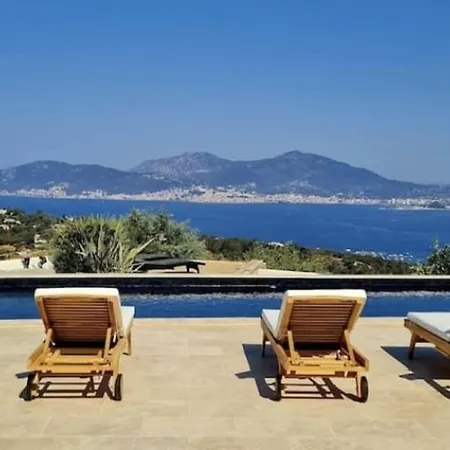 Superbe Au Rez De Chaussee Avec Terrasse De 70 M2 Offrant Vue Sur La Et Piscine Privee Vila