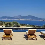 Superbe Au Rez De Chaussee Avec Terrasse De 70 M2 Offrant Vue Sur La Et Piscine Privee Villa